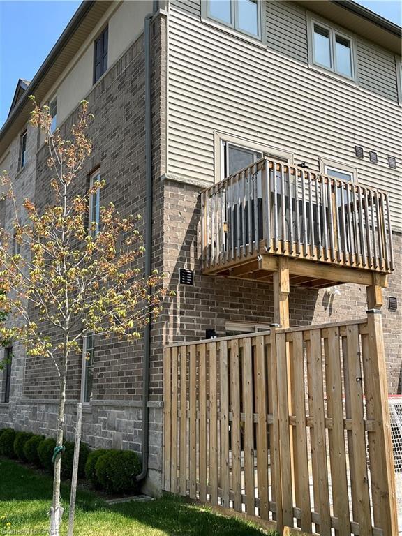 BEAUTIFULLY MAINTAINED END-UNIT TOWNHOME IN ANCASTER!