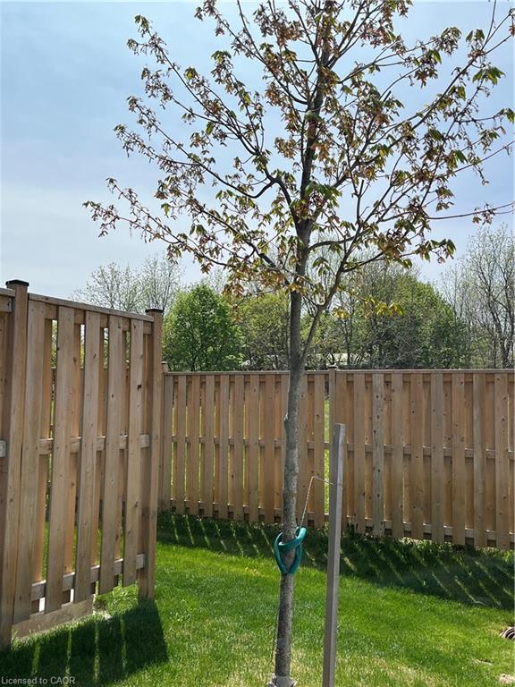 BEAUTIFULLY MAINTAINED END-UNIT TOWNHOME IN ANCASTER!