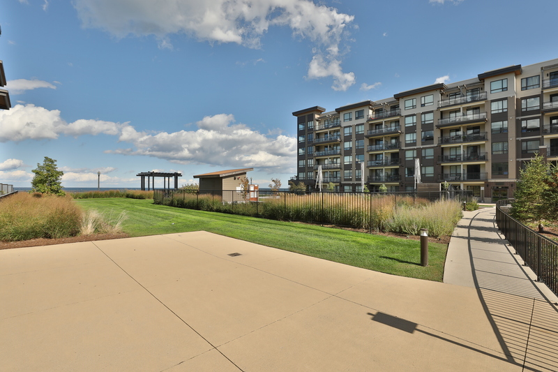 #306-10 Esplanade Ln