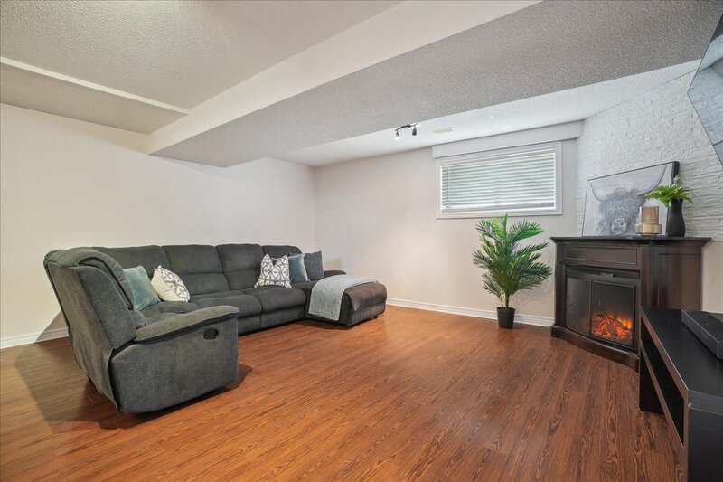 32 Sonoma Ln, Stoney Creek