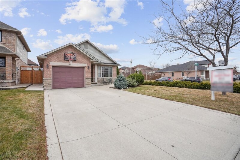 32 Sonoma Ln, Stoney Creek
