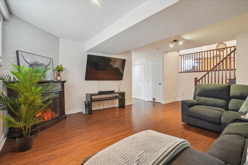 32 Sonoma Ln, Stoney Creek