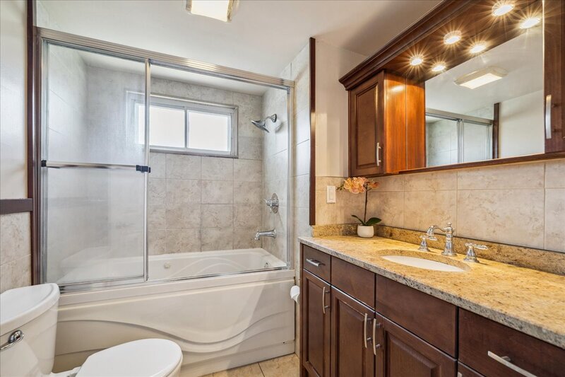 108 Nash Rd S, Hamilton