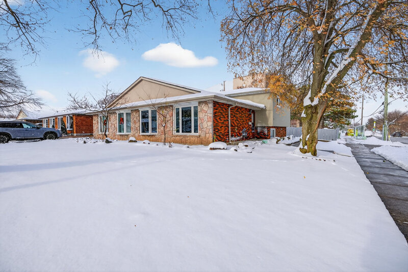 2 Country Club Dr, Hamilton ON