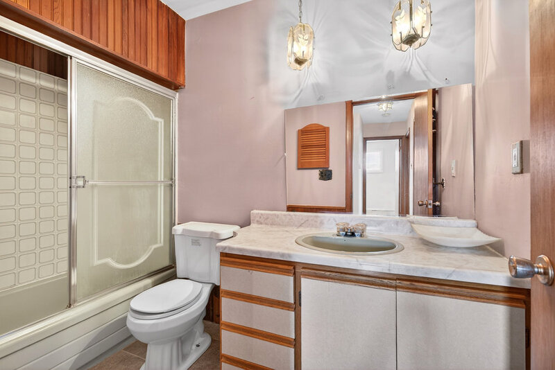 2 Country Club Dr, Hamilton ON