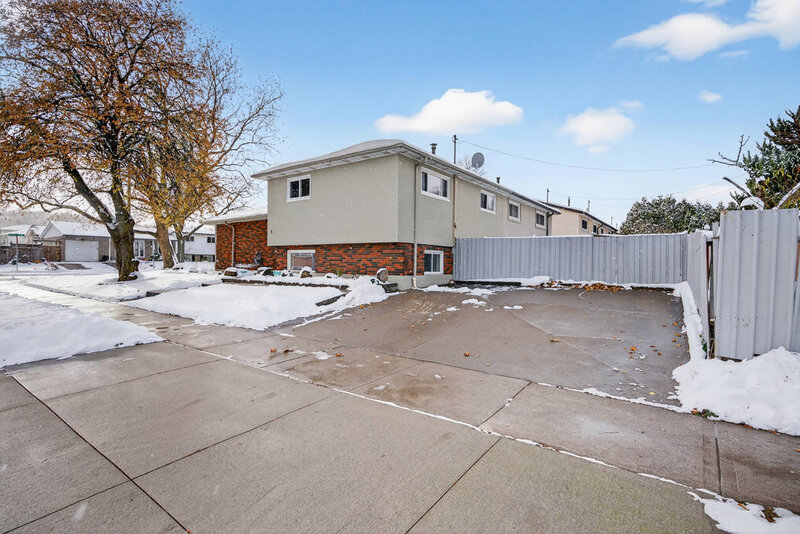 2 Country Club Dr, Hamilton ON