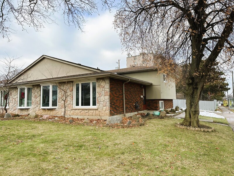 2 Country Club Dr, Hamilton ON