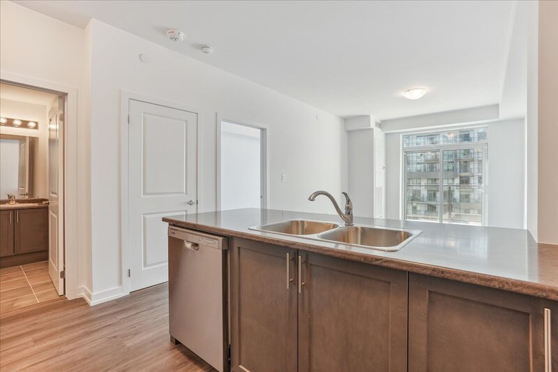 BEAUTIFUL 1 BED + DEN CONDO IN WATERDOWN!