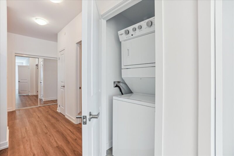 BEAUTIFUL 1 BED + DEN CONDO IN WATERDOWN!