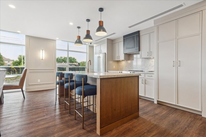 BEAUTIFUL 1 BED + DEN CONDO IN WATERDOWN!