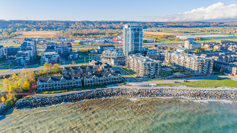 EXCEPTIONAL GRIMSBY-ON-THE-LAKE TOWNHOME W/LAKE VIEWS!