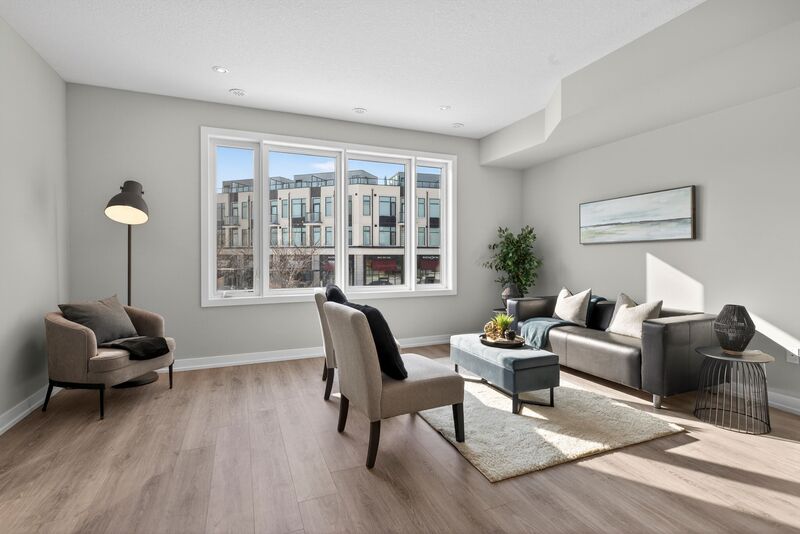 EXCEPTIONAL GRIMSBY-ON-THE-LAKE TOWNHOME W/LAKE VIEWS!