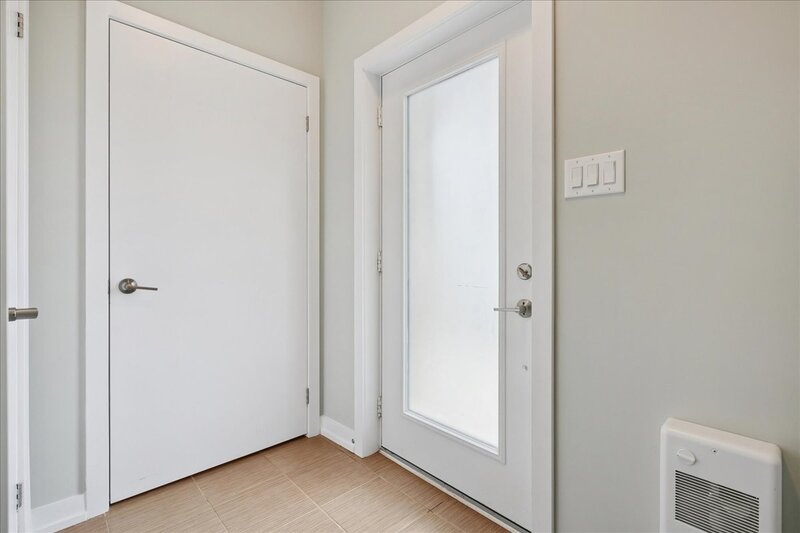 EXCEPTIONAL GRIMSBY-ON-THE-LAKE TOWNHOME W/LAKE VIEWS!