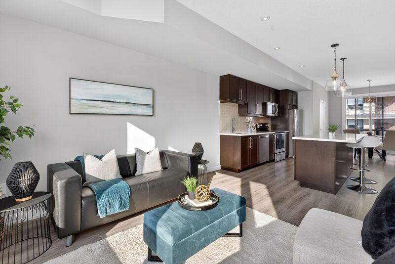 EXCEPTIONAL GRIMSBY-ON-THE-LAKE TOWNHOME W/LAKE VIEWS!