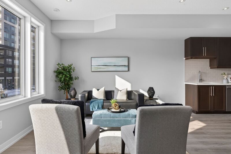 EXCEPTIONAL GRIMSBY-ON-THE-LAKE TOWNHOME W/LAKE VIEWS!