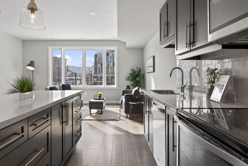 EXCEPTIONAL GRIMSBY-ON-THE-LAKE TOWNHOME W/LAKE VIEWS!