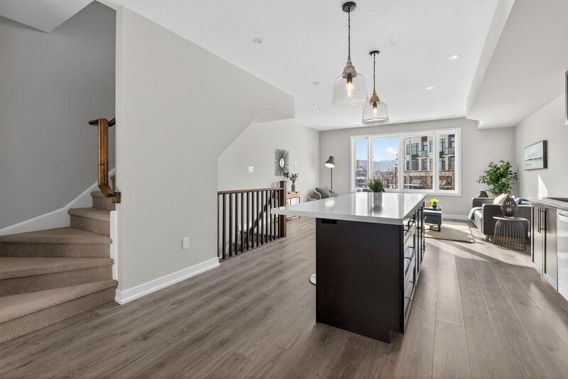 EXCEPTIONAL GRIMSBY-ON-THE-LAKE TOWNHOME W/LAKE VIEWS!