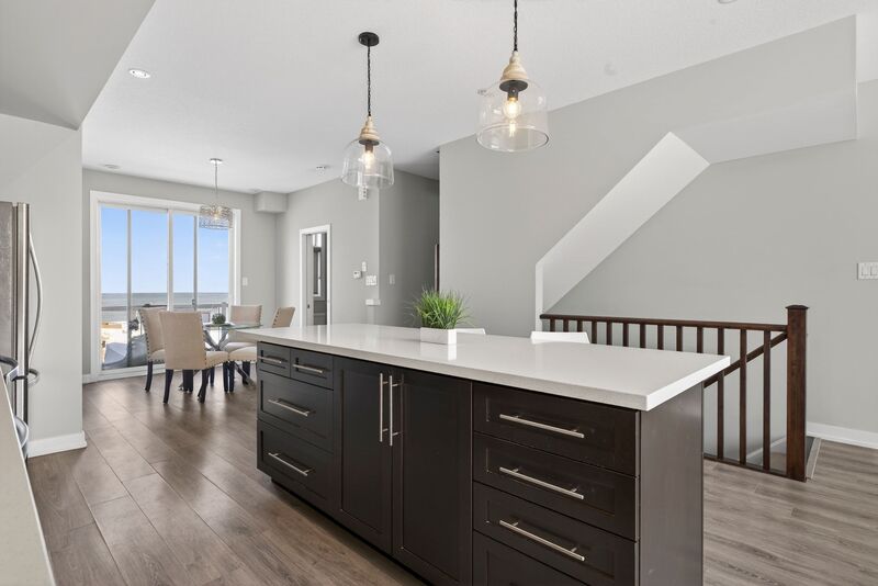 EXCEPTIONAL GRIMSBY-ON-THE-LAKE TOWNHOME W/LAKE VIEWS!