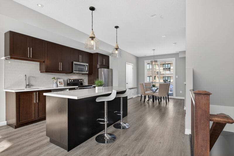 EXCEPTIONAL GRIMSBY-ON-THE-LAKE TOWNHOME W/LAKE VIEWS!