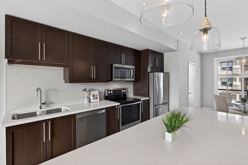 EXCEPTIONAL GRIMSBY-ON-THE-LAKE TOWNHOME W/LAKE VIEWS!