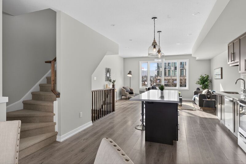 EXCEPTIONAL GRIMSBY-ON-THE-LAKE TOWNHOME W/LAKE VIEWS!