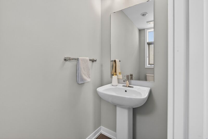 EXCEPTIONAL GRIMSBY-ON-THE-LAKE TOWNHOME W/LAKE VIEWS!