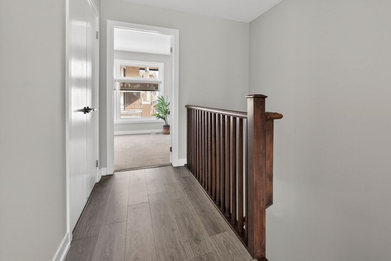 EXCEPTIONAL GRIMSBY-ON-THE-LAKE TOWNHOME W/LAKE VIEWS!