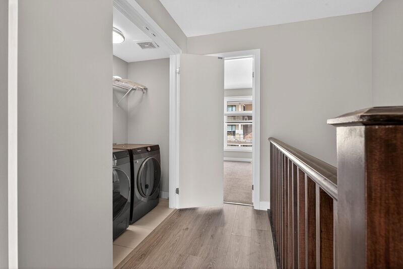 EXCEPTIONAL GRIMSBY-ON-THE-LAKE TOWNHOME W/LAKE VIEWS!