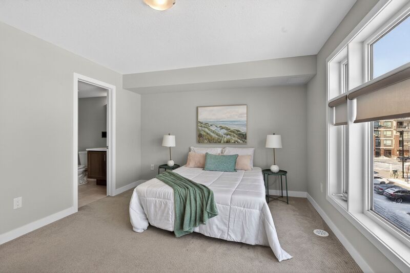 EXCEPTIONAL GRIMSBY-ON-THE-LAKE TOWNHOME W/LAKE VIEWS!