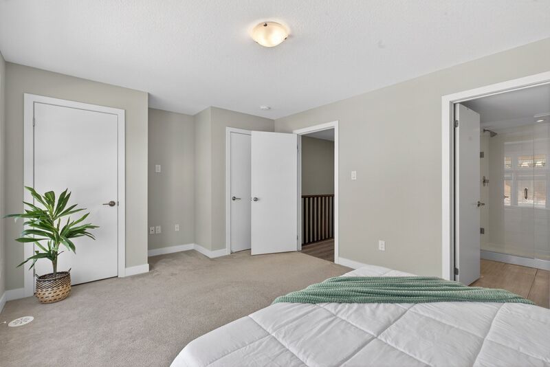 EXCEPTIONAL GRIMSBY-ON-THE-LAKE TOWNHOME W/LAKE VIEWS!