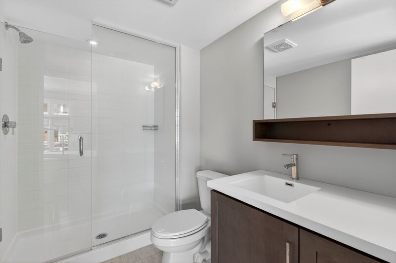 EXCEPTIONAL GRIMSBY-ON-THE-LAKE TOWNHOME W/LAKE VIEWS!