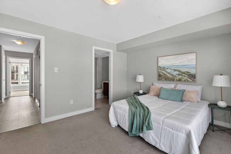 EXCEPTIONAL GRIMSBY-ON-THE-LAKE TOWNHOME W/LAKE VIEWS!