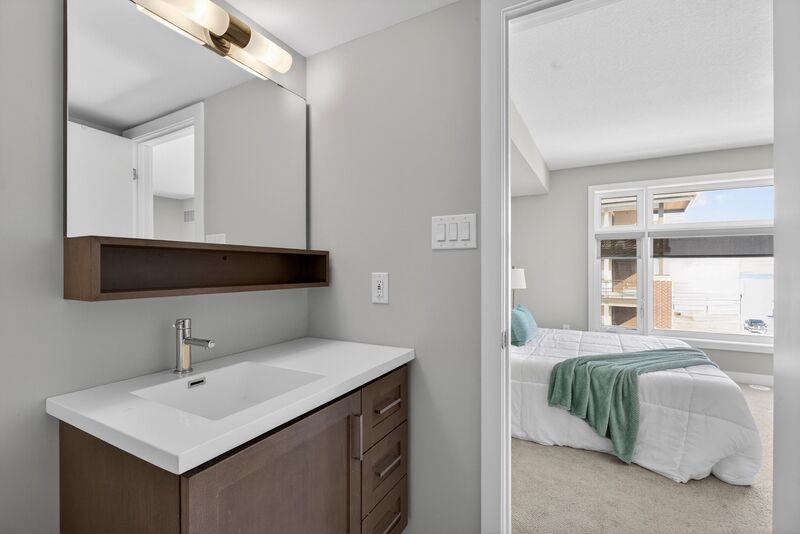 EXCEPTIONAL GRIMSBY-ON-THE-LAKE TOWNHOME W/LAKE VIEWS!