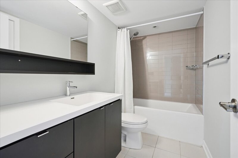 EXCEPTIONAL GRIMSBY-ON-THE-LAKE TOWNHOME W/LAKE VIEWS!