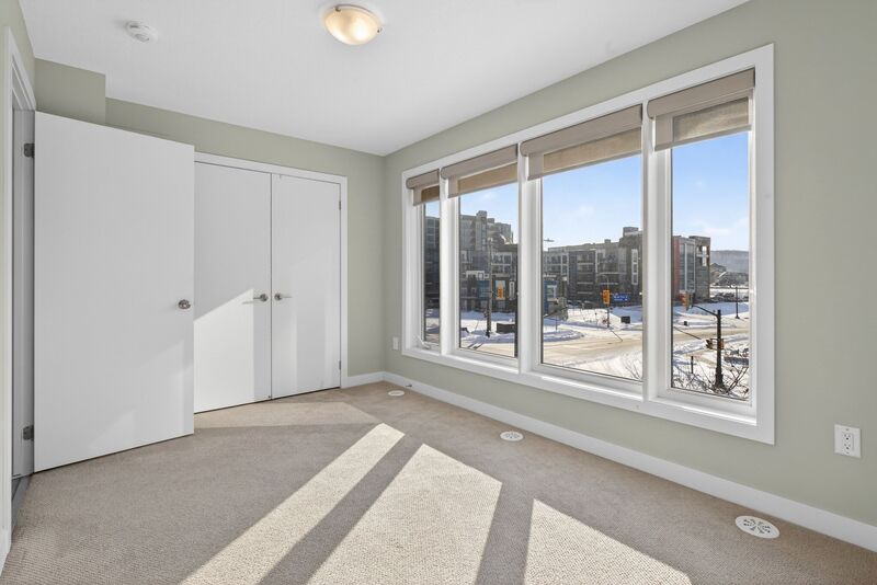 EXCEPTIONAL GRIMSBY-ON-THE-LAKE TOWNHOME W/LAKE VIEWS!