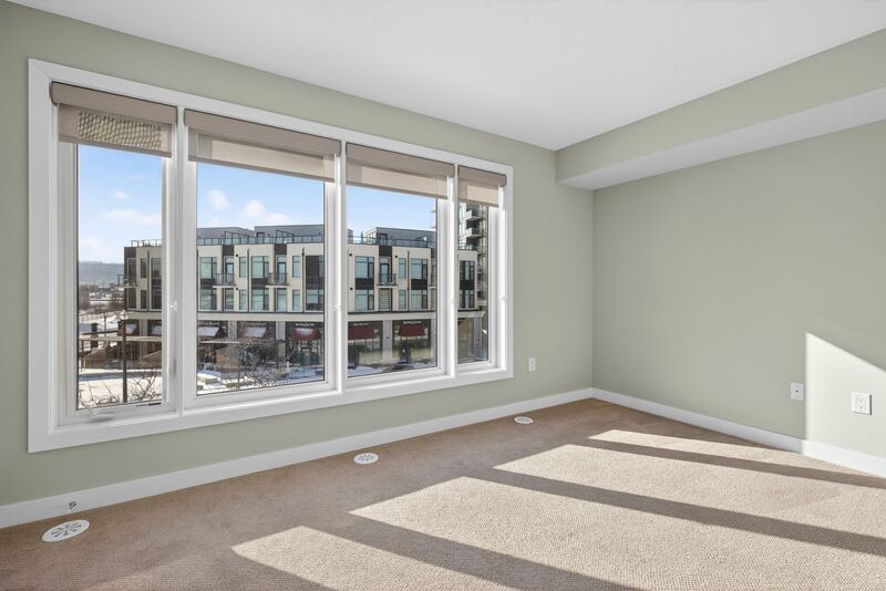 EXCEPTIONAL GRIMSBY-ON-THE-LAKE TOWNHOME W/LAKE VIEWS!