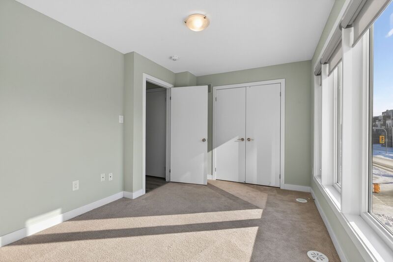 EXCEPTIONAL GRIMSBY-ON-THE-LAKE TOWNHOME W/LAKE VIEWS!