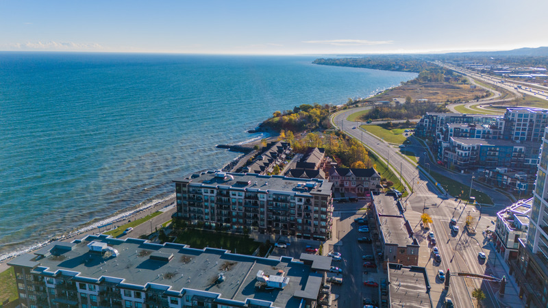 EXCEPTIONAL GRIMSBY-ON-THE-LAKE TOWNHOME W/LAKE VIEWS!