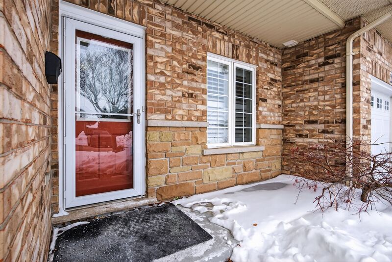 ATTCH'D BUNGALOW IN QUIET HAMILTON ADULT COMMUNITY!