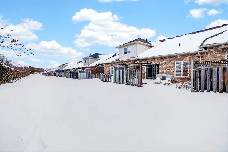 ATTCH'D BUNGALOW IN QUIET HAMILTON ADULT COMMUNITY!