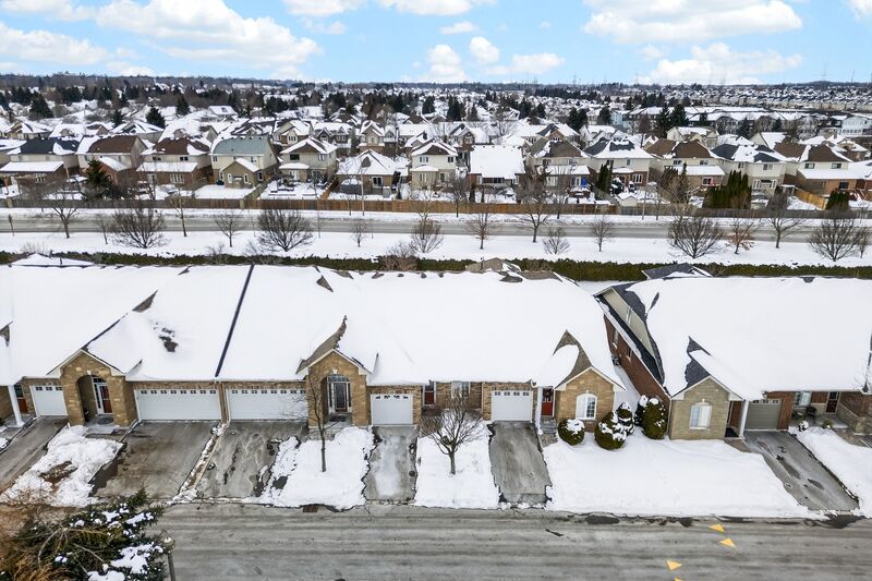 ATTCH'D BUNGALOW IN QUIET HAMILTON ADULT COMMUNITY!