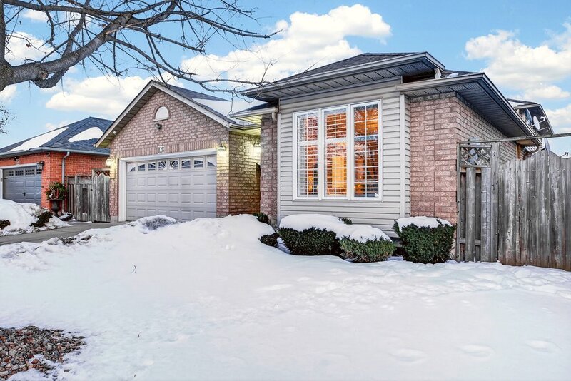 GREAT BACKSPLIT IN QUIET EAST HAMILTON LOCATION!