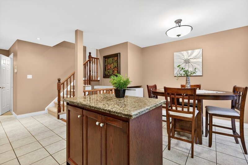 GREAT BACKSPLIT IN QUIET EAST HAMILTON LOCATION!