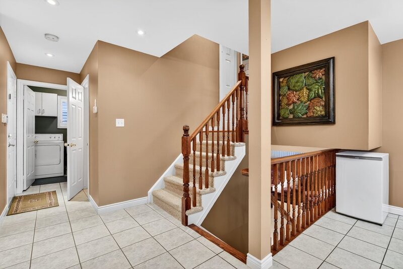 GREAT BACKSPLIT IN QUIET EAST HAMILTON LOCATION!