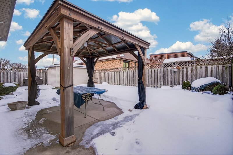 GREAT BACKSPLIT IN QUIET EAST HAMILTON LOCATION!