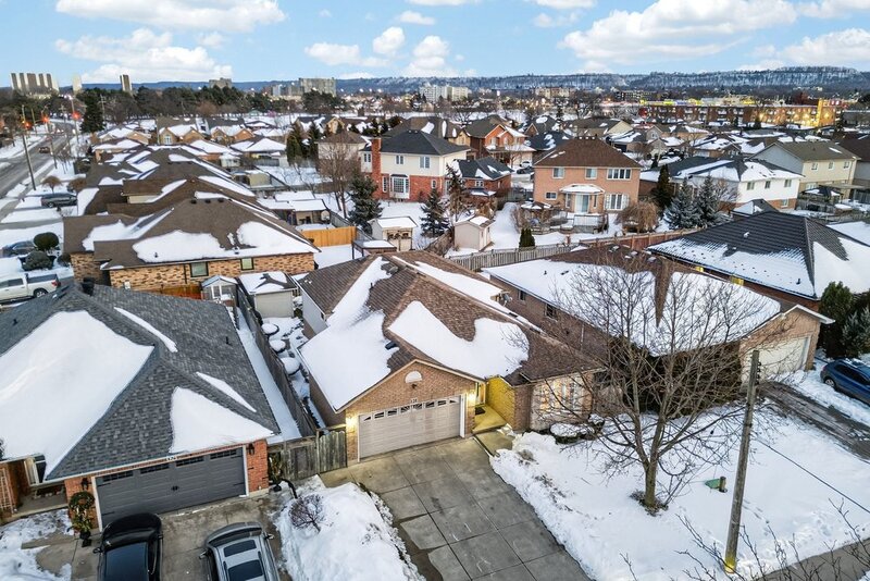 GREAT BACKSPLIT IN QUIET EAST HAMILTON LOCATION!