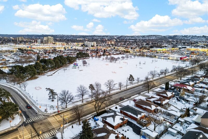 GREAT BACKSPLIT IN QUIET EAST HAMILTON LOCATION!