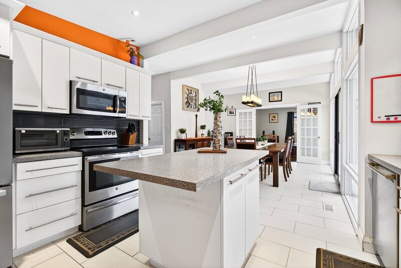 ONE OF A KIND BUNGALOW IN WELLAND!