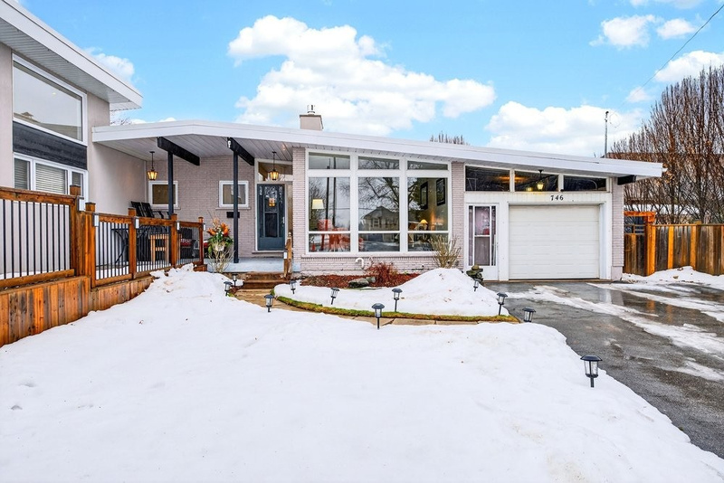 ONE OF A KIND BUNGALOW IN WELLAND!