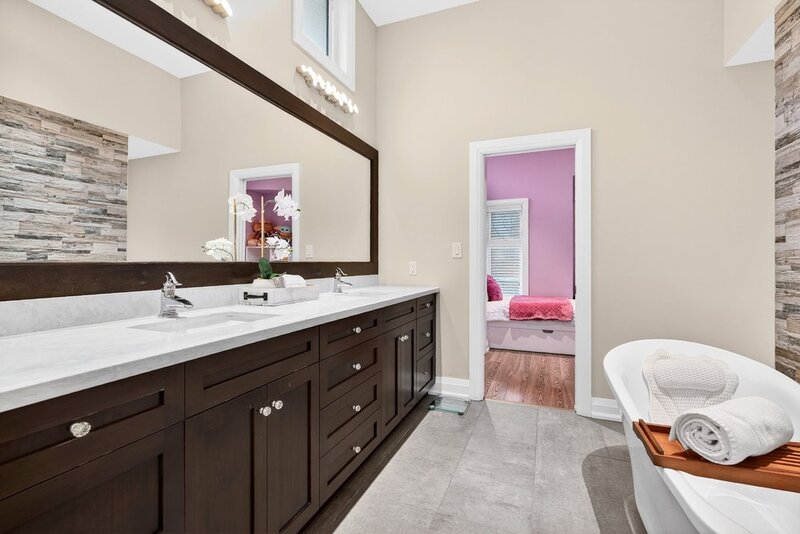 ONE OF A KIND BUNGALOW IN WELLAND!